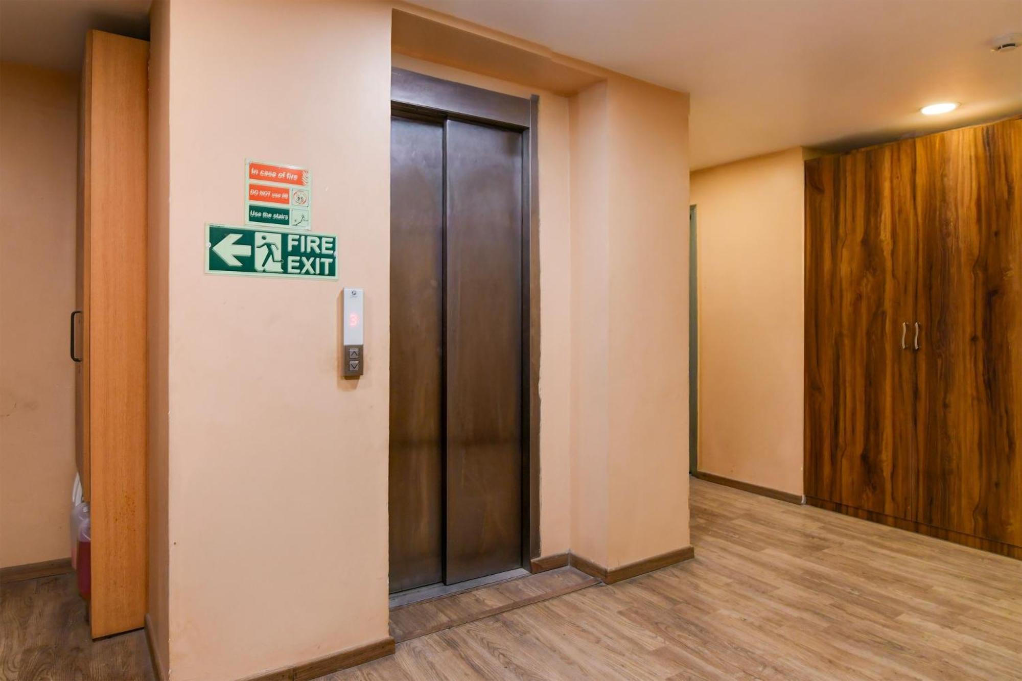 Super Townhouse Vip Road Formerly The Sky Calcutá Exterior foto