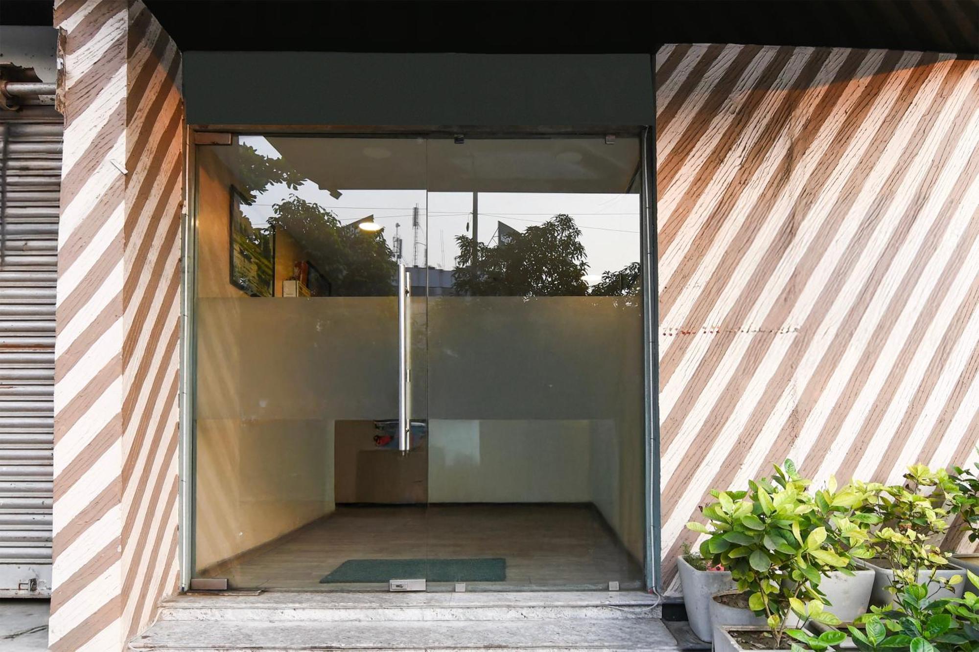 Super Townhouse Vip Road Formerly The Sky Calcutá Exterior foto